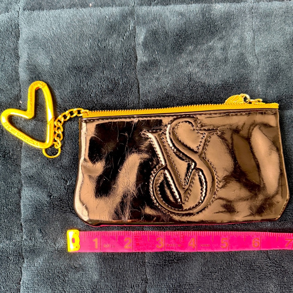 Victoria’s Secret Make-up pouch 12$ or Free for above 50$ of purchase